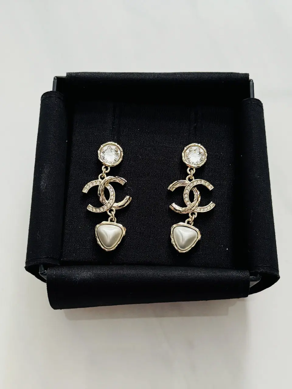 CHANEL DANGLING EARRING W/ PEARL