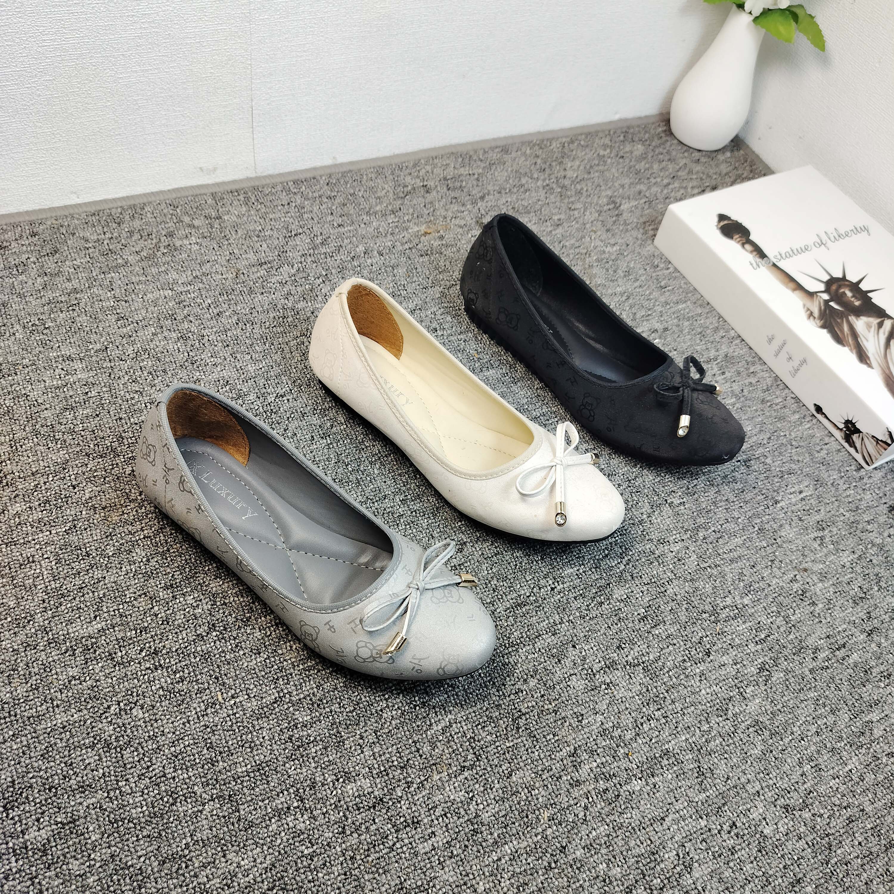 Sepatu Wanita Flatshoes Motif Labubu Variasi Tali Pita Permata Super Empuk