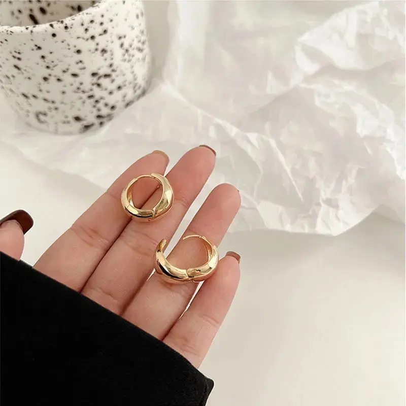 【lingerly】Anting tetesan air sederhana Eropa dan Amerika Serikat anting angin dingin anting logam retro Z 3