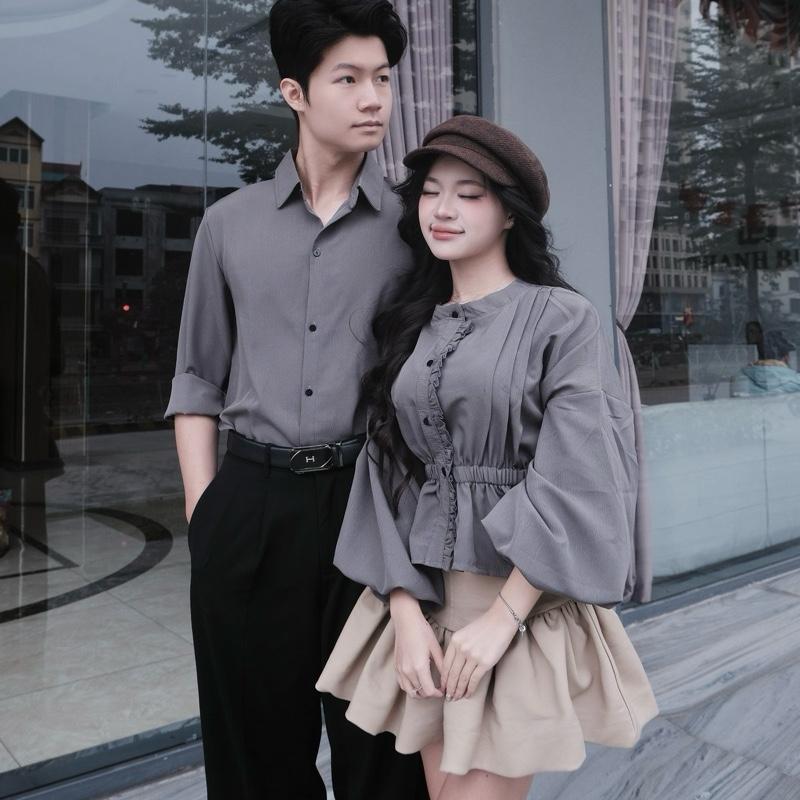   S - 80  GIÁ MỞ BÁN  Set đồ đôi nam nữ couple áo sơmi nữ xếp li cúc dọc viền bèo chun tay bồng và áo sơmi nam  đồ đôi mặc đi chơi với người yêu 