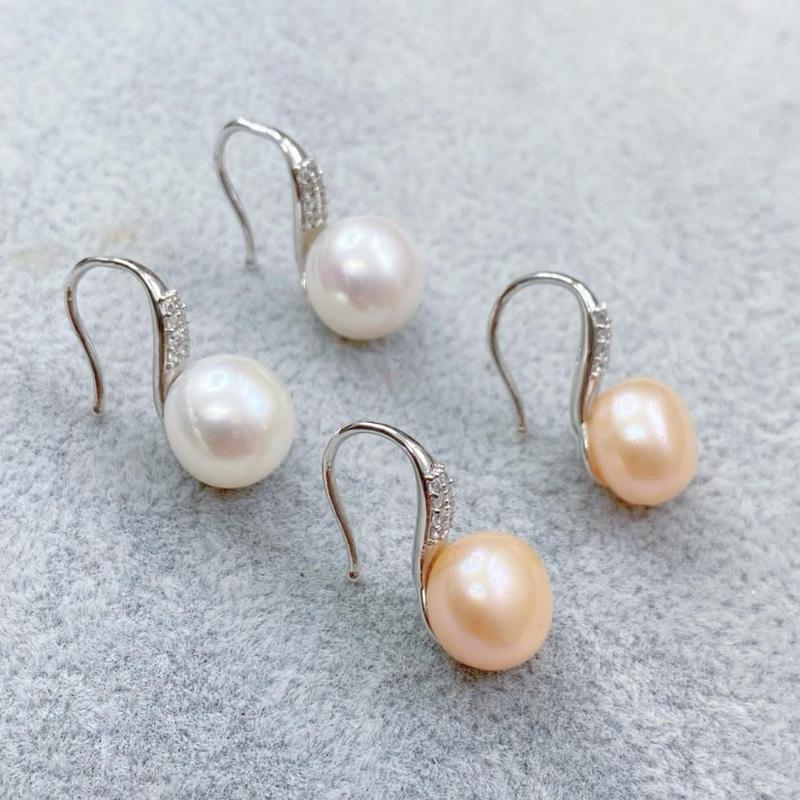 Hoa tai ngọc trai 9,5-10ly bán cầu dáng gót hài thân có đính đá cZ, chế tác bạc 950 xi phủ bạch kim