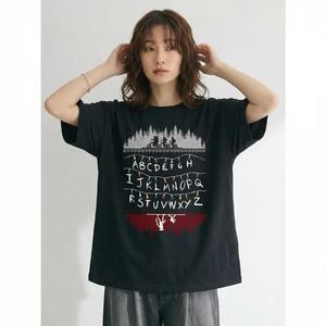 『ストレンジャー・シングス』クリスマスアルファベットライト柄Tシャツ — 自転車に乗るティーンとデモゴルゴン柄、レディースオーバーサイズクルーネック半袖ヴィンテージブラックカジュアルTシャツ、夏向けのソフト生地、シリーズファン向けクリスマスギフト