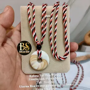 Kalung Tali Tridatu liontin Giok plastik