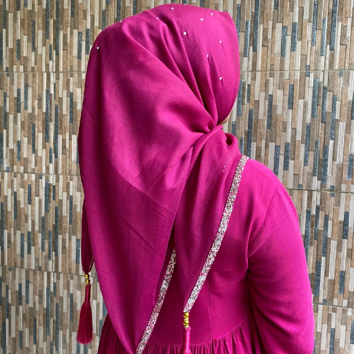 Hijab Segiempat Paris Diamond tabur permata tassel eksklusif
