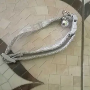 EzzyMart E2 Kalung Kucing Lonceng Hewan Peliharaan Tali Leher Anjing Kecil Lonceng Adjustable Motif Tapak Kaki