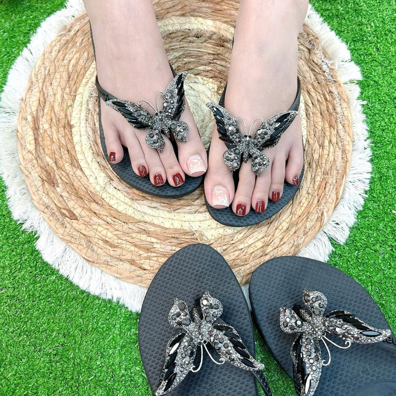  Dép Kẹp Nữ Cao Su Mũi Tròn Màu Đen Quai Chữ Nổi Gắn Kèm Chram Phụ Kiện - Đặt Lùi Size 