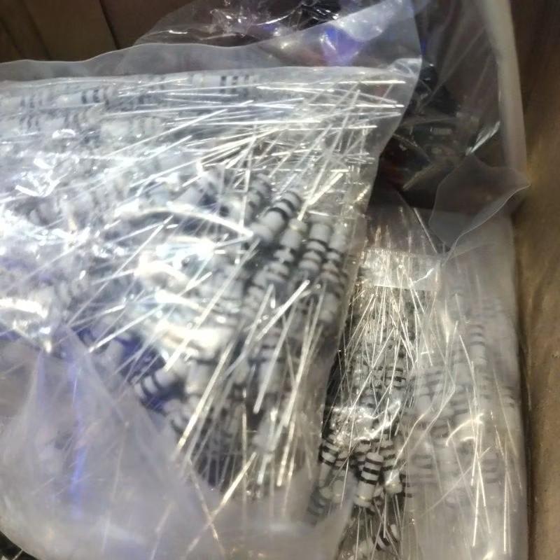 resistor 1 Watt 10ohm cocok buat basis tr final ( per 10 biji )