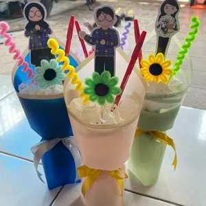 Round Buket Terdapat Topper Guru Pulpen Dan Bunga Kawat Bulu Dengan Desain Unik Dan Warna Cerah