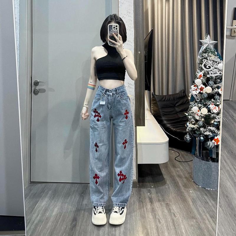  Quần bò ống suông MELINA jean ống rộng cho nữ thêu chữ thập đỏ cạp cao tôn dáng màu xanh nhạt size S M L 573 