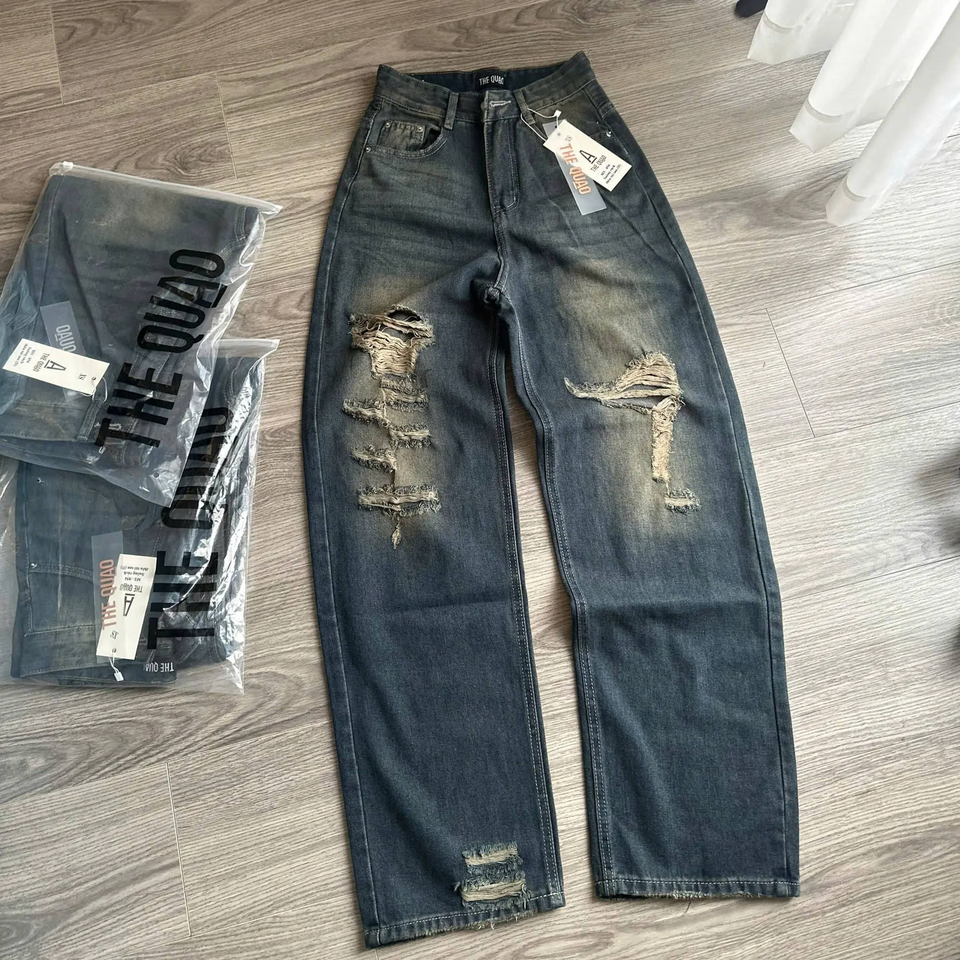 THE QUẠO - Quần Jeans Nữ Lưng Cao Ống Suông Rách Gối Xanh Đậm Phủ Bụi Vàng S1504_632