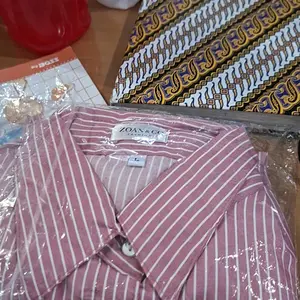 Kemeja Stripe Aqila Fitted Wanita Slim Fit Lengan Pendek Motif Salur Vertikal Bahan Halus Adem Ringan Cocok untuk Acara Santai dan Formal