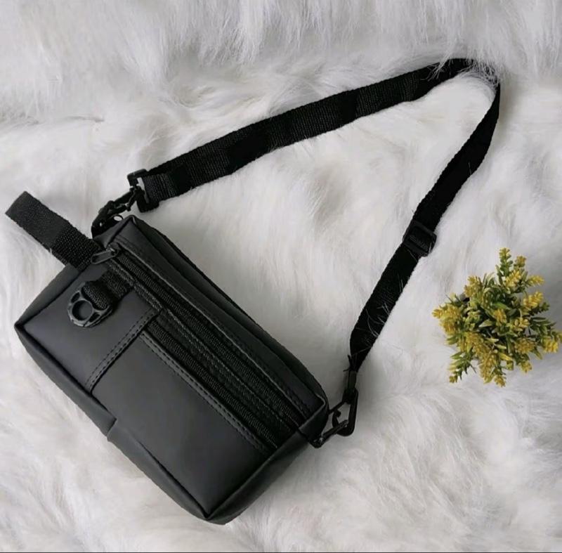 Hannah Hanbag Pria Tas Selempang Pria Warna Hitam Dengan Desain Modern Dan Tali Adjustable