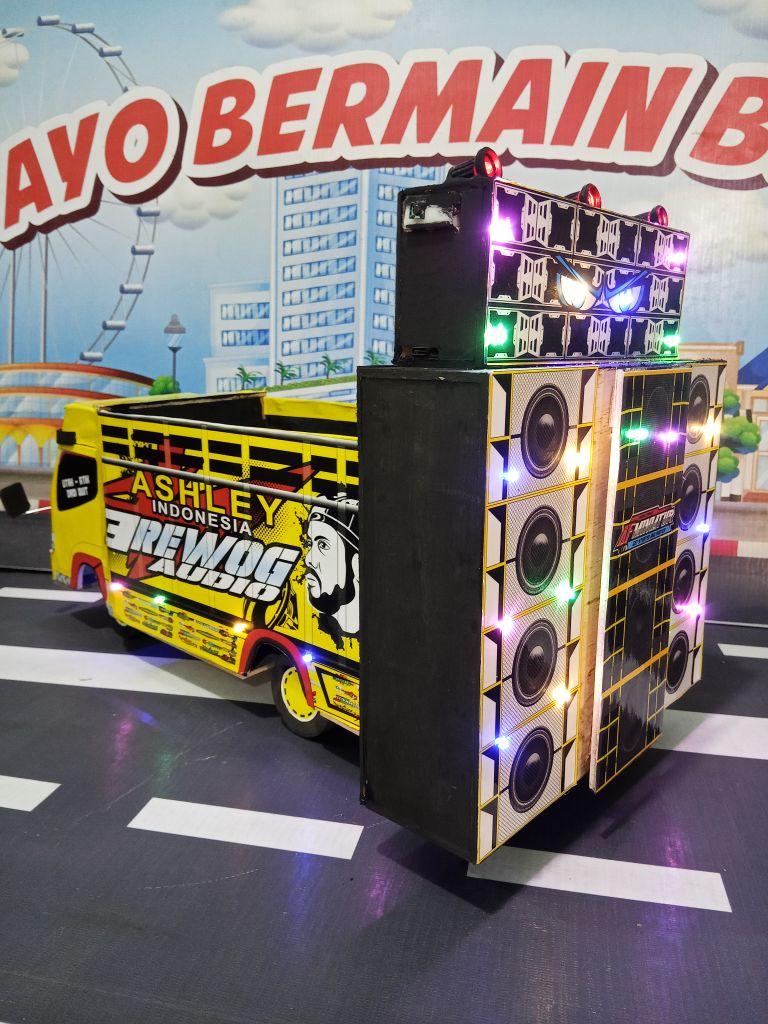 AF MINIATUR _miniatur Truk Horeg dengan Sound System Bahan Triplek Ukuran 25x27x7cm Bisa Bunyi & Bisa Di Cas Speaker 2 Inch Isi 2pcs Sudah Pake Bluetooth