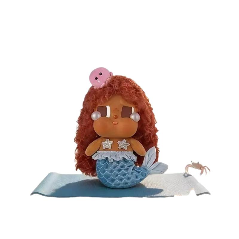 CRYBABY, dòng sản phẩm "Chế độ kỳ nghỉ": một món quà là búp bê nhồi bông và móc…