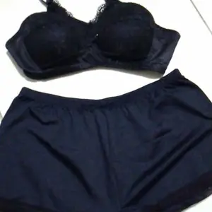 Setelan Bra dan Celana Dalam Hotpants dengan Renda Elegan untuk Wanita
