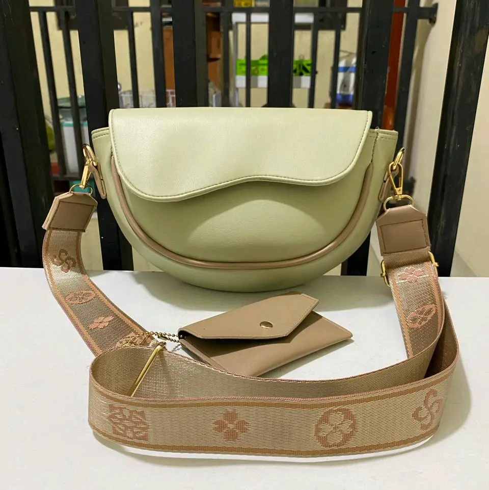 tas slempang wanita /tas slempang tutup pakai tali pisban