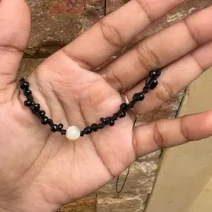 Kalung simple hitam estetik dengan batu marmer ditengah