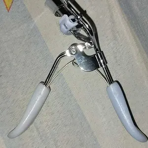 Caramel - Penjepit Bulu Mata Sisir Eyelash Curler Stainless Steel Pelentik Bulu Mata Tahan Lama Eye Make Up Tool
