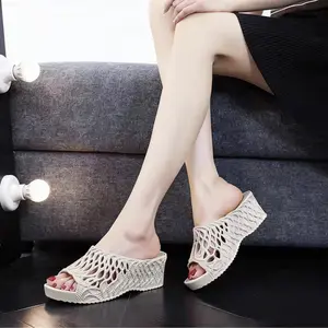 Sandal Wanita Platform Tebal Anyaman 2026 Model Baru Musim Panas Wedge Anti Licin Nyaman Dipakai Luar Rumah Desain Anyaman Berlubang Sol Platform Wedge Tebal Insole Empuk Outsole Anti Licin 571M
