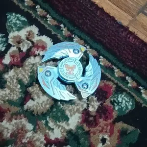 Mainan Fidget Hand Spinner Besi Warna Anti Karat Metalik Kemasan Cup Berputar Lama Tidak Melukai Tangan Tekstur Logam Simulasi