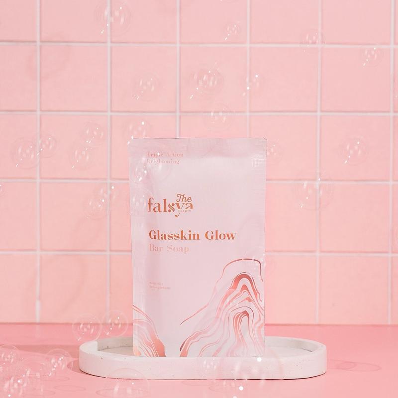 (GET 2 PCS) Sabun Glasskin Glow Bar Soap by The Falsya Beauty Pencerah Membersihkan Memudarkan Kotoran Kulit Hitam dan Kusam Perawatan Mencerahkan Punggung Tangan 2
