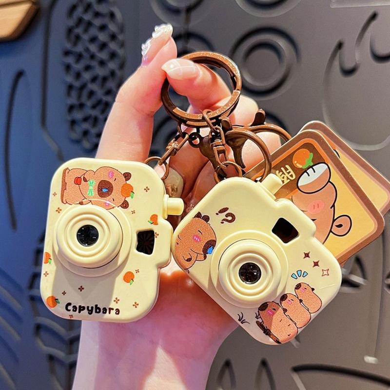Product Introduction of Dây chuyền chìa khóa máy ảnh chiếu Capybara, Hàng mới về, Thiết kế thời trang hoạt hình, Móc chìa khóa máy ảnh mini, Thích hợp cho đồ chơi trẻ em, Mặt dây chuyền ba lô phát sáng 9