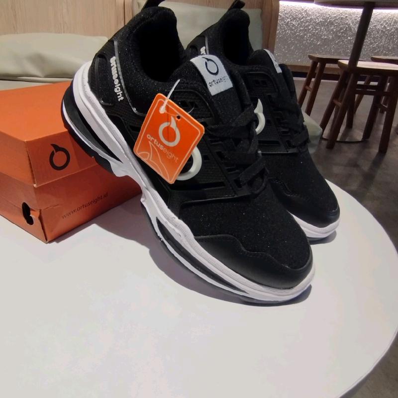 Terlaris!!!!!Cod Sepatu Running Ortuseigh Outdoor Sepatu Sekolah Hitam Putih Pria Wanita Gym&Lari(GRATIS KAOS KAKI) 7
