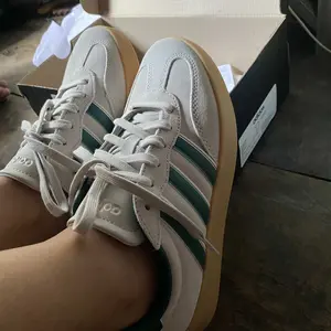 adidas Tennis & Lifestyle Barreda Shoes Women Beige JP7106