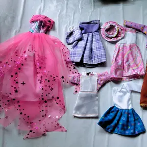 SATU PAKET 7 BAJU BARBIE Dengan Pilihan Warna Cerah Dan Motif Unik Untuk boneka barbie