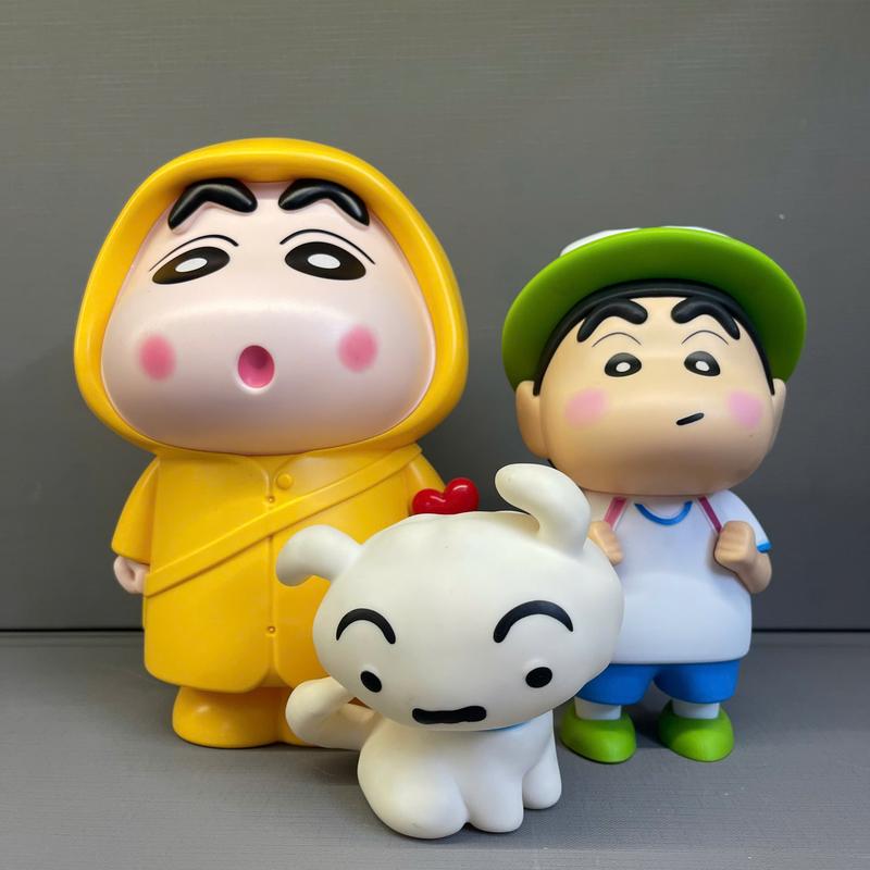 [ Sẵn hàng] Mô hình Shin mặc áo mưa ống heo tiết kiệm, tượng bạch tuyết cute đáng yêu