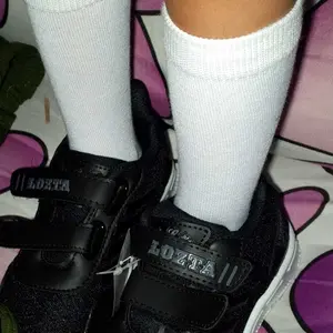 LOZTA Sepatu Anak Sekolah Velcro Strap 2 High Quality Sneakers Fashion Running Sport Canvas Hak Rendah 1-3 cm Original Nyaman Kokoh Anti Slip Kids Ukuran 30-38 Tanpa Lem Desain Trendy