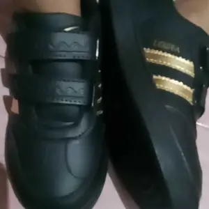 LOZTA Sepatu Sneakers Anak Unisex Sekolah Dan Hangout Size 29-37 Active Black Kids SD Velcro Anti Slip Ringan Full Black Design - Fashion