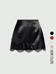 Falda corta elegante de satín para mujer con ribete de encaje y diseño patchwork, perfecta para el uso diario y los desplazamientos; vestido de moda estiloso y cómodo.