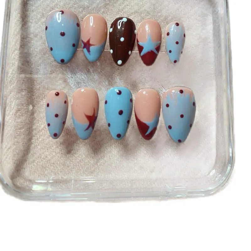 Starry Candy Pop Kuku Palsu dengan Desain Bintang dan Polkadot Warna Biru dan Coklat
