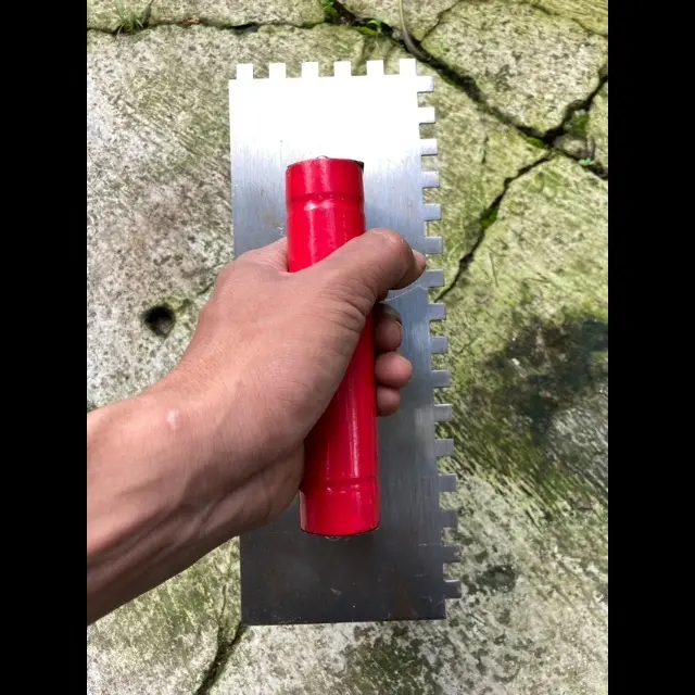 Raskam gerigi / trowel untuk mempermudah dalam memasang keramik 1