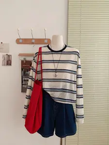 YM&JJ Shop Kaos lengan panjang leher bulat bergaris blok warna retro untuk wanita, kemeja pelindung matahari, desain pakaian luar, santai dan bergaya, menawan dan serbaguna, potongan longgar, atasan yang melangsingkan.NT71