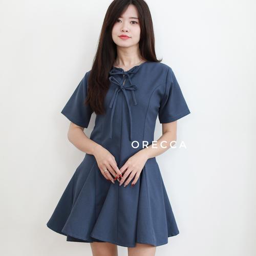 midi dress lengan pendek Mississippi La Naturecree Midi Dress With Belted Waist Lengan Pendek LIN000654M Hitam Deskripsi : - Dress Midi dengan potongan longgar