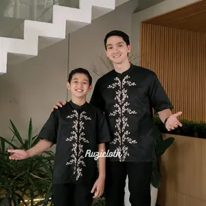Ruzicloth - Koko Couple Ayah dan Anak Laki-Laki Lengan Pendek Katun Toyobo Premium Mahogany Motif Bordir Limited Baju Pria Bordir Kemeja Koko Lebaran 2026 Raya Series Dewasa Muslim Modern Fit Pakaian Muslim