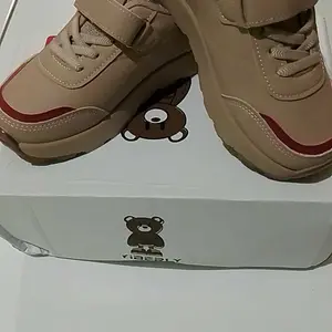 BOMBBEAR 2208 Sepatu Sekolah Anak Dengan Fashion Sneakers bahan Strap Velcro Kulit Sintes Premium, Kualitas Nyaman Lentur Ringan Desain Ergonomis untuk Aktivitas Aktif Si Kecil! warna All black, Black, Khaki, Pink dengan ze 26-37