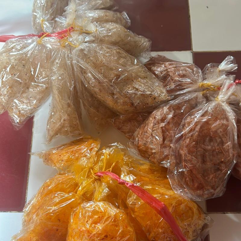 30 gói bánh tráng ( sa tế bò . Muối tiêu đen. Xì ke cay sợi )