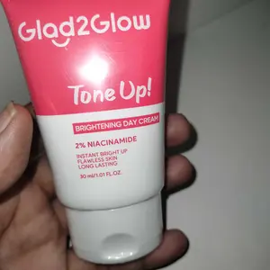 [Hot] Glad2Glow Tone Up Cream-Brightening Day Cream Niacinamide Panthenol Hyaluronic Acid Pelembab Harian Tone Up Instant Mencerahkan Kulit Meratakan Warna Kulit Menyamarkan Kemerahan Texture Lembut Flawless Glowing Natural Tahan Sepanjang