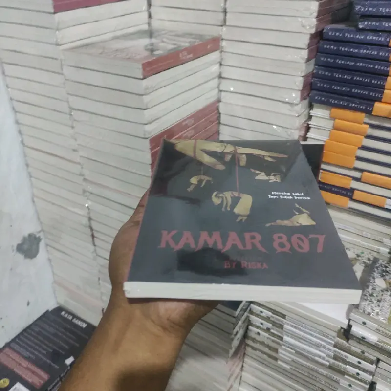 Buku Novel Kamar 807 - by Riska - Bookspaper 1