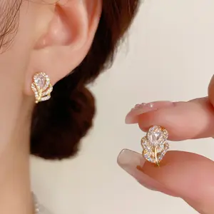 EAR PARTNER-S925 Jarum perak Anting-anting kancing daun zirkon mikro-set kecil yang halus dan bergaya dengan jarum perak murni S925, dengan desain yang sederhana dan elegan.