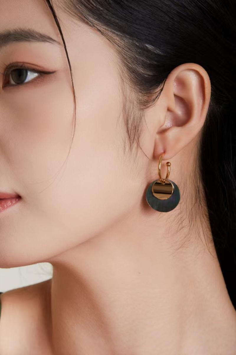 Product Introduction of S925 Sterling Silver Vintage Gold-Plated Grey Shell Earrings,Simple,Stylish,and Versatile. shining  jewelry 2