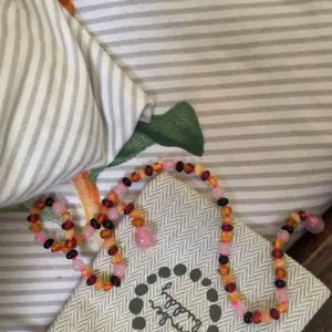 Amber Buddy | XR42M-RQ Kalung Amber bayi kombinasi Rose Quartz. 32cm