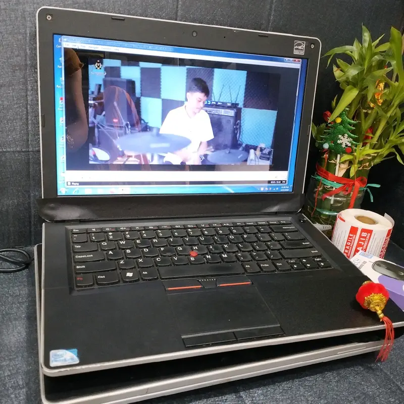 LaptopE4O seri i5 ram 4gb Hdd 320gb Windows 7 4