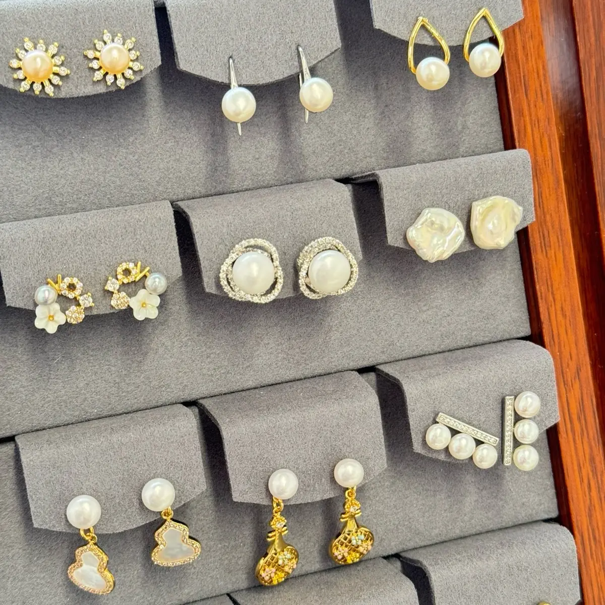 LIVE product Pearl earrings