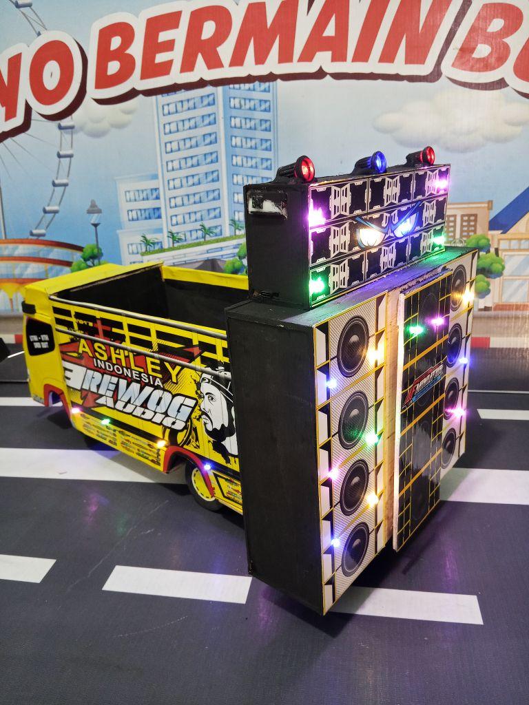 AF MINIATUR _miniatur Truk Horeg dengan Sound System Bahan Triplek Ukuran 25x27x7cm Bisa Bunyi & Bisa Di Cas Speaker 2 Inch Isi 2pcs Sudah Pake Bluetooth
