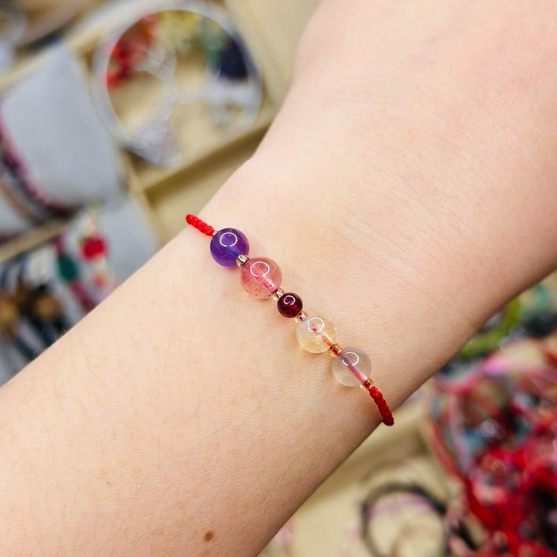 Vòng Tay chỉ đỏ mix 4-5 viên đá 5-6li đủ mệnh.