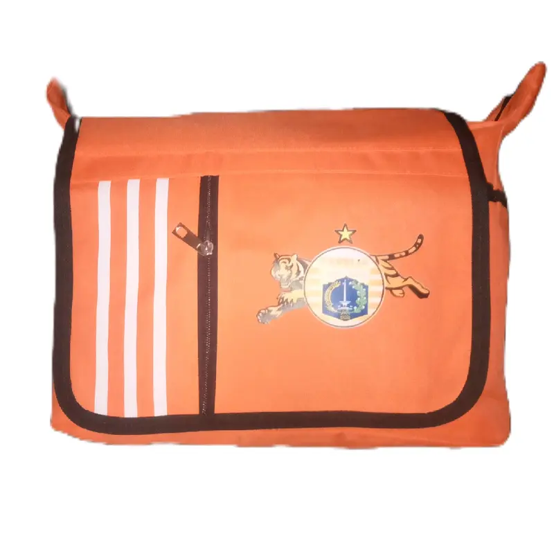 tas salempang persija bahan d 300 samping ada kantong buat tempat minum 0
